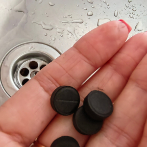 Зачем класть 3 таблетки активированного угля в раковину: хитрость опытных хозяек